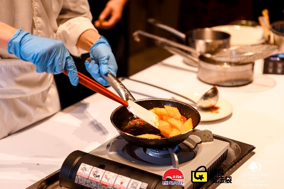 桌子上有食物和饮料的人AI 生成的内容可能不正确。 桌子上有食物和饮料的人AI 生成的内容可能不正确。