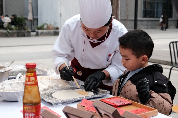 桌子上放了不同类型的男孩AI 生成的内容可能不正确。