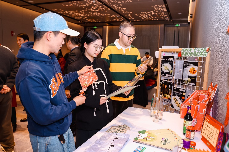 男人和女人在切蛋糕AI 生成的内容可能不正确。 男人和女人在切蛋糕AI 生成的内容可能不正确。