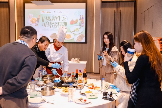 一群人在餐厅里吃东西AI 生成的内容可能不正确。