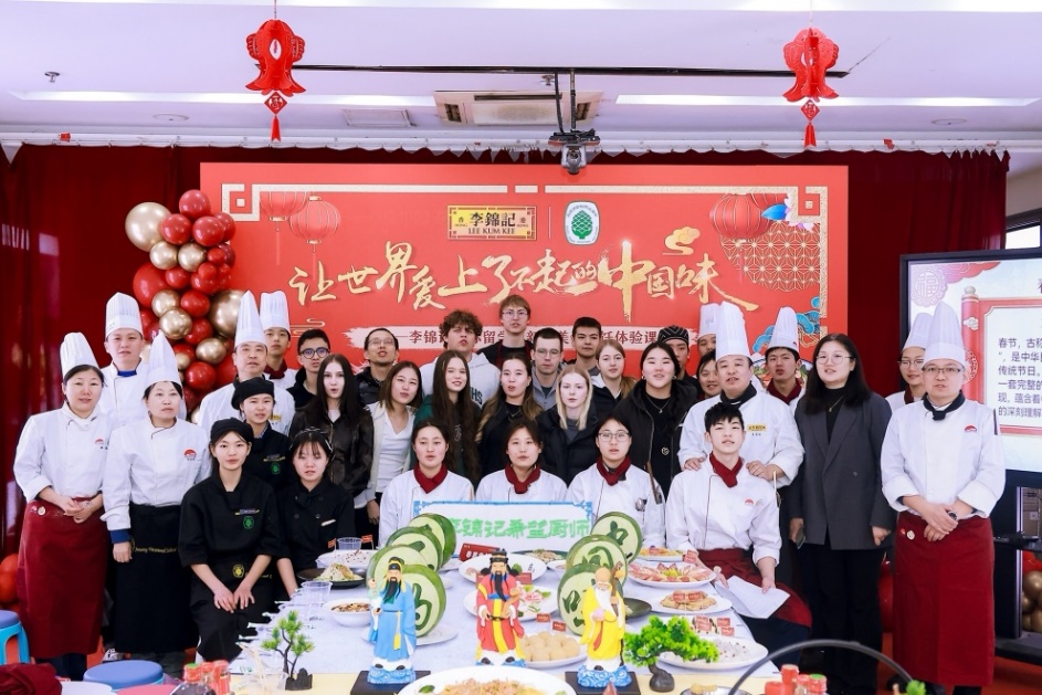 一群人站在台上AI 生成的内容可能不正确。 一群人站在台上AI 生成的内容可能不正确。