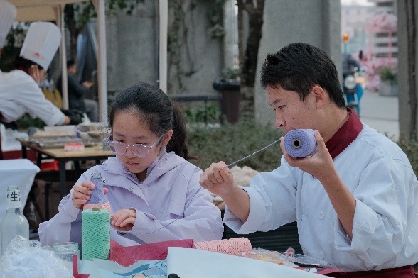 图片包含 人, 建筑, 户外, 桌子AI 生成的内容可能不正确。