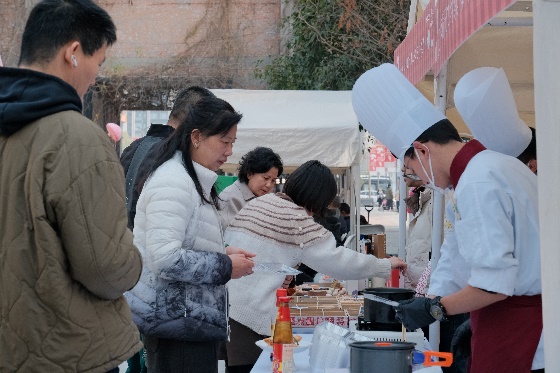 一群人站在桌子边AI 生成的内容可能不正确。