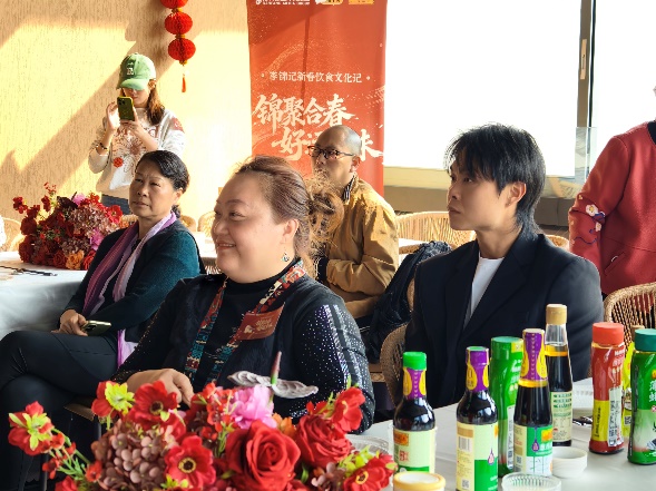 图片包含 人, 桌子, 室内, 瓶子AI 生成的内容可能不正确。