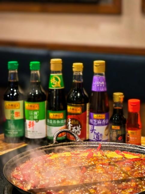 桌子上的啤酒和披萨AI 生成的内容可能不正确。