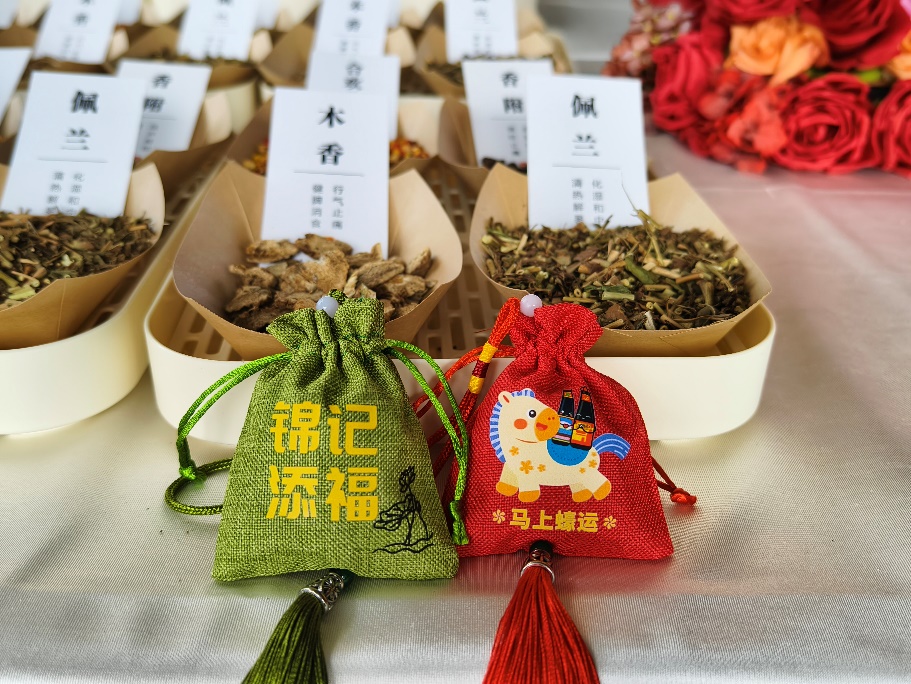 桌子上摆放着广告卡片和各种食物AI 生成的内容可能不正确。