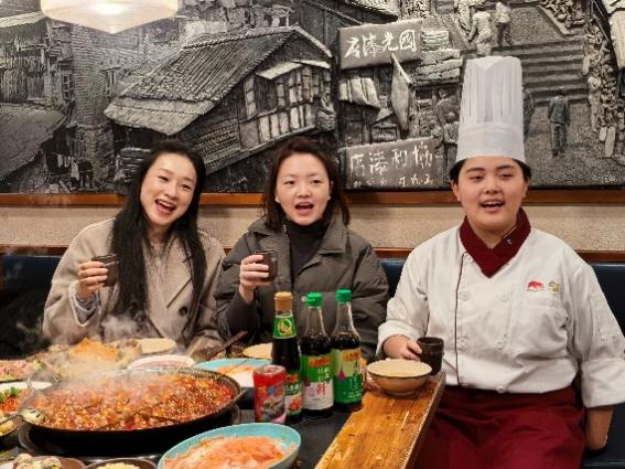 一群人正在用餐聊天AI 生成的内容可能不正确。