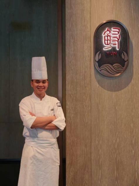 图片包含 人, 站, 男人, 穿着AI 生成的内容可能不正确。