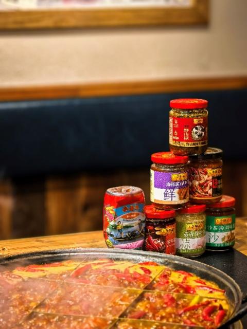 桌子上有披萨和饮料AI 生成的内容可能不正确。