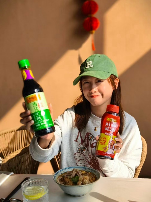 桌子上的食物和饮料AI 生成的内容可能不正确。