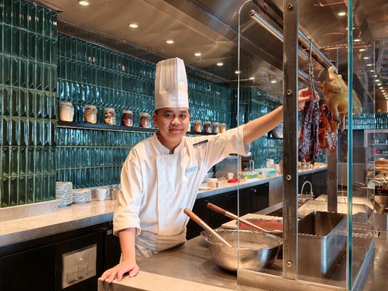 图片包含 室内, 人, 厨房, 男人AI 生成的内容可能不正确。