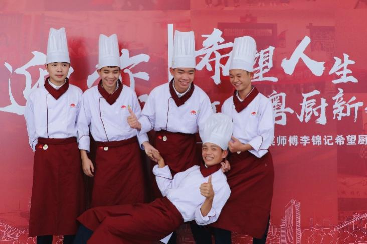 一群穿着制服的人AI 生成的内容可能不正确。