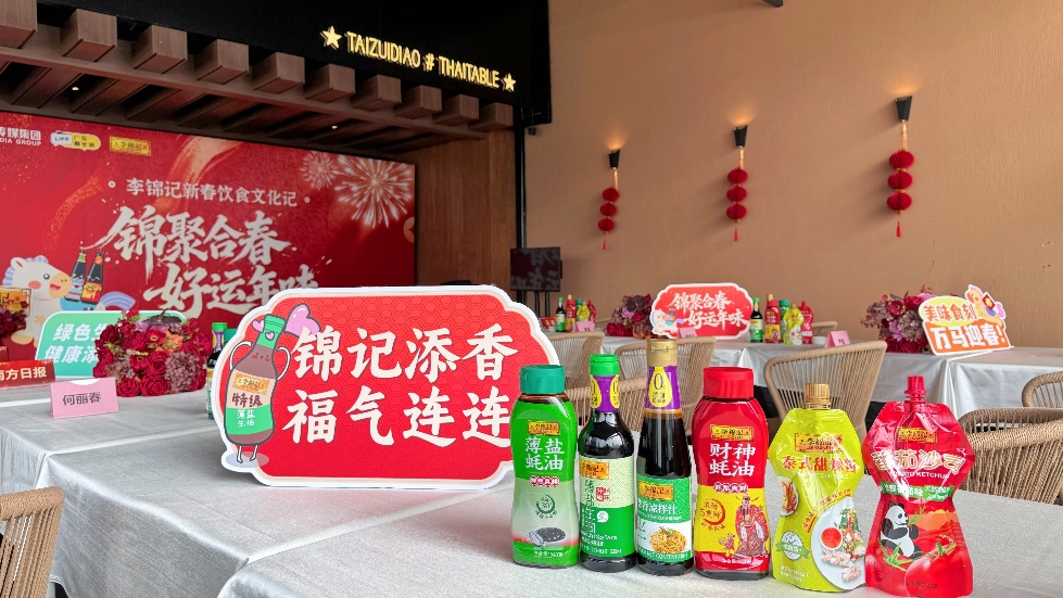 桌子上放满了不同类型的饮料AI 生成的内容可能不正确。